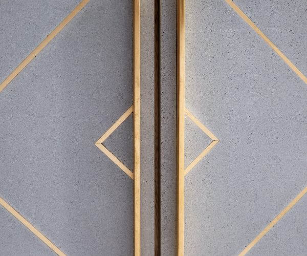 TV stolek Metropolitní 147 cm mango přírodní 2 dvířka beton mosaz - Image 5