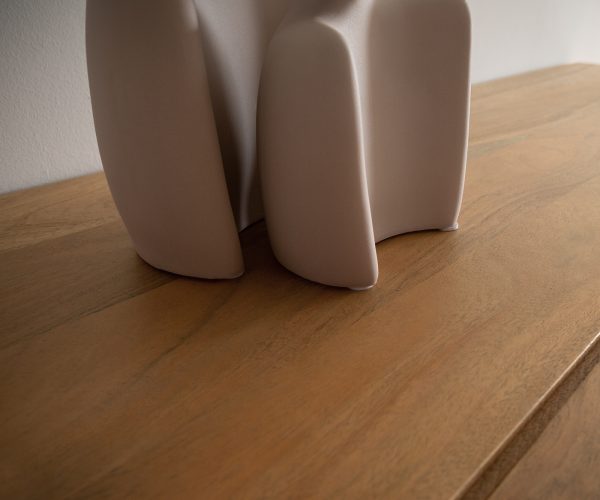 Skříň Kayu 115x150 cm přírodní akácie 2 skleněné dvířka 2 dřevěné dvířka podnož ve tvaru "V" - Image 4