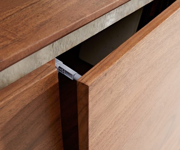 Komoda Stonegrace 175 cm akácie hnědá kamenina 4 dvířka 1 přihrádka podnož ve tvaru "V" černá - Image 6