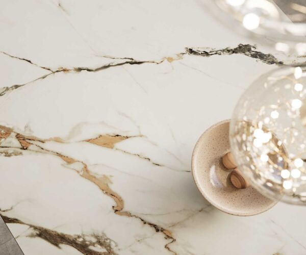 Jídelní stůl Edge 200-300x100 keramika Calacatta Luxe bílo-zlato-šedá křížová podnož hranatá černá rozkládací - Image 3