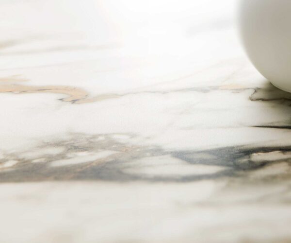 Jídelní stůl Edge 300x100 keramika Calacatta Luxe bílo-zlato-šedá křížová podnož plochá černá - Image 5