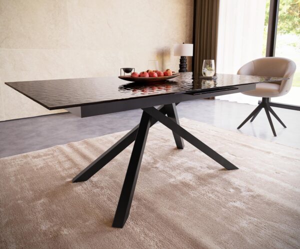 Jídelní stůl Edge 180-220x100 reliéfní sklo kouřové černé 3D design křížová podnož hranatá černá rozkládací - Image 5