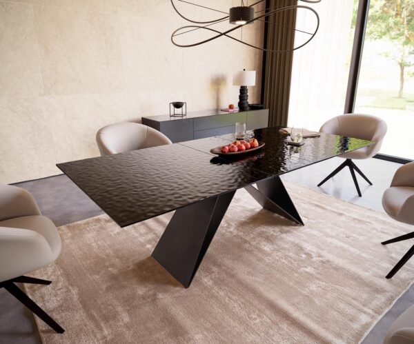 Jídelní stůl Edge 180-220x100 reliéfní sklo kouřové černé 3D design podnož ve tvaru "V" plochá ocel černá rozkládací