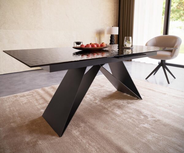 Jídelní stůl Edge 180-220x100 reliéfní sklo kouřové černé 3D design podnož ve tvaru "V" plochá ocel černá rozkládací - Image 5