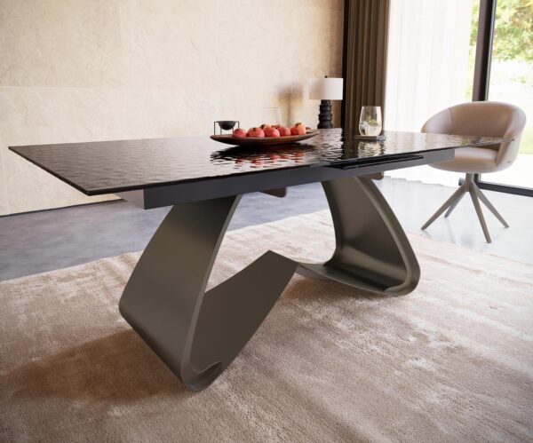 Jídelní stůl Edge 180-220x100 reliéfní sklo kouřové černé 3D design podnož ve tvaru "W" titanová rozkládací - Image 5