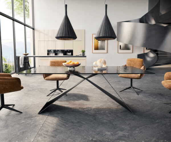 Jídelní stůl Edge 200x100 kouřové černé reliéfní sklo 3D design podnož ve tvaru "V" plochá ocel černá - Image 2