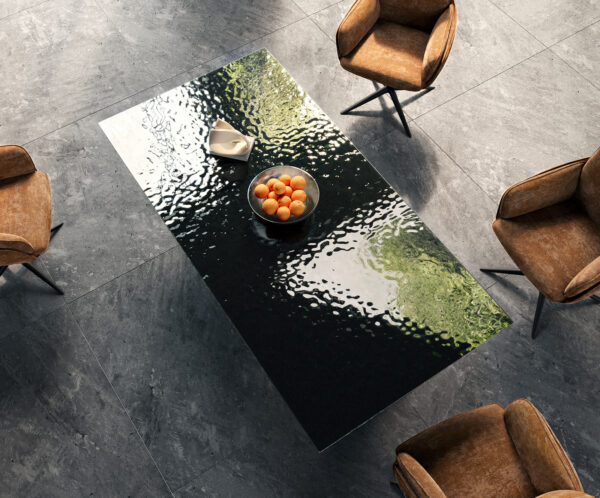 Jídelní stůl Edge 200x100 kouřové černé reliéfní sklo 3D design podnož ve tvaru "V" plochá ocel černá - Image 5