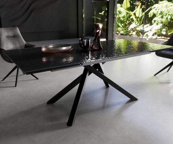 Jídelní stůl Edge 200-300x100 reliéfní sklo kouřové černé 3D design křížová podnož hranatá černá rozkládací - Image 5