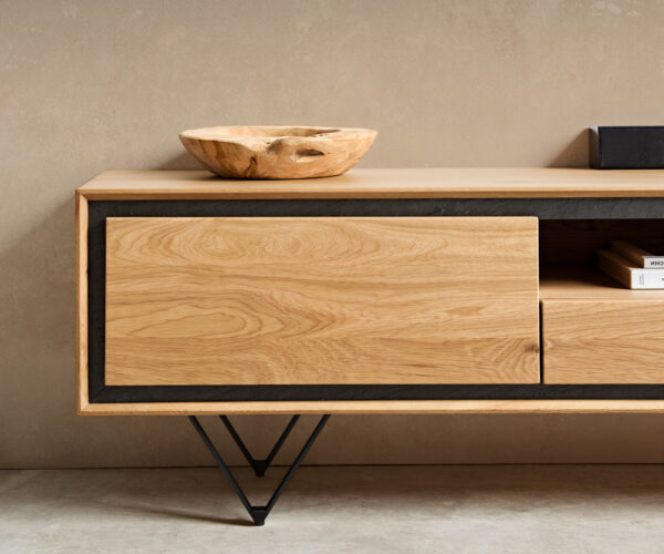 TV stolek Stonegrace 240 cm přírodní dub 2 dvířka 1 přihrádka 2 zásuvky kamenná dýha podnož ve tvaru "V" kovová černá - Image 7