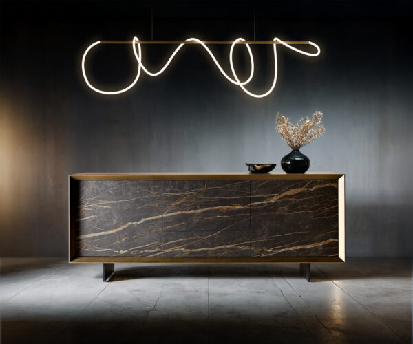 Příborník Yori 200 cm zlatá metalíza 2 dveře 3 zásuvky plovoucí kov černá keramika Laminam®Noir Desir hnědá